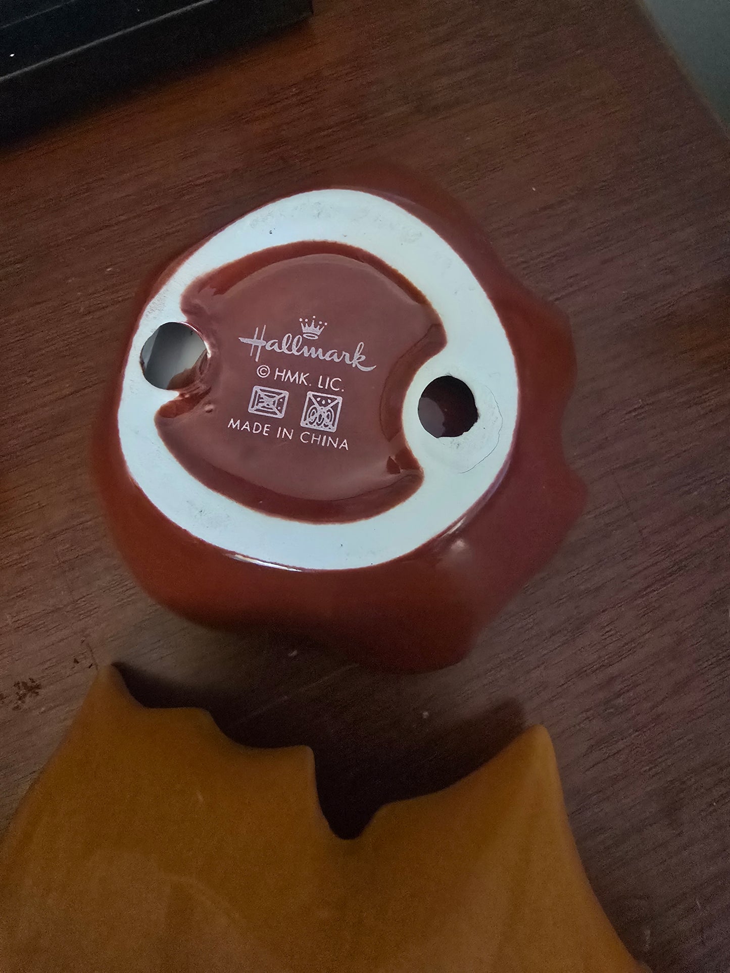 Hallmark set of 2, Sculpted leaf bowls.